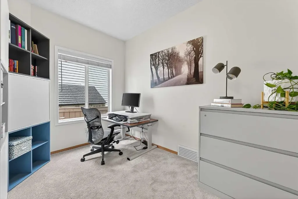 36 Somerside Bay SW Calgary AB T2Y4K6