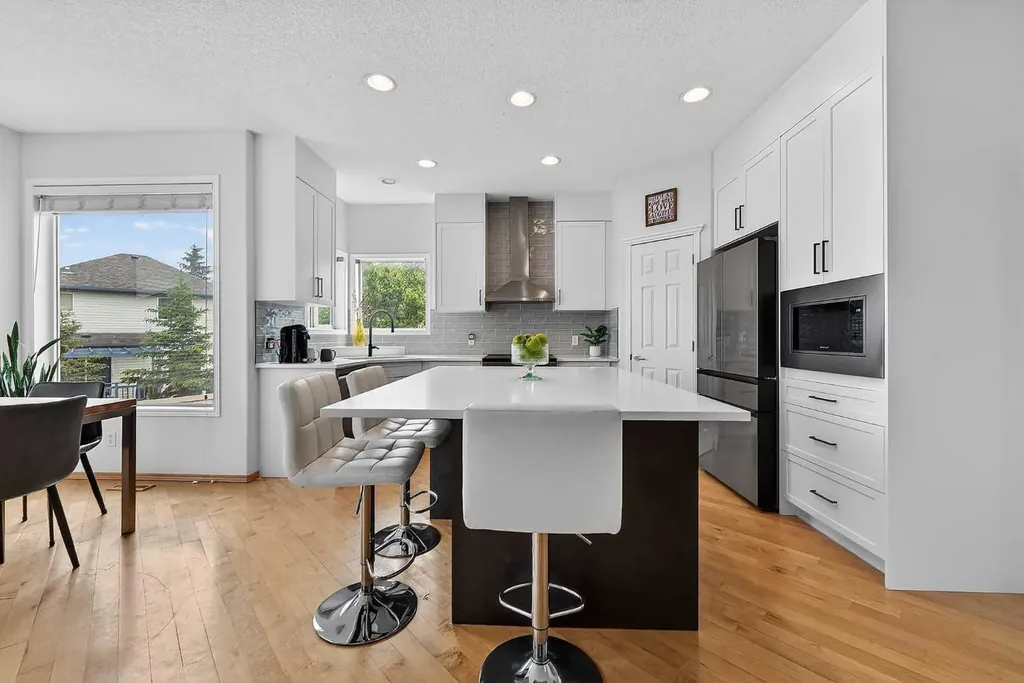 36 Somerside Bay SW Calgary AB T2Y4K6