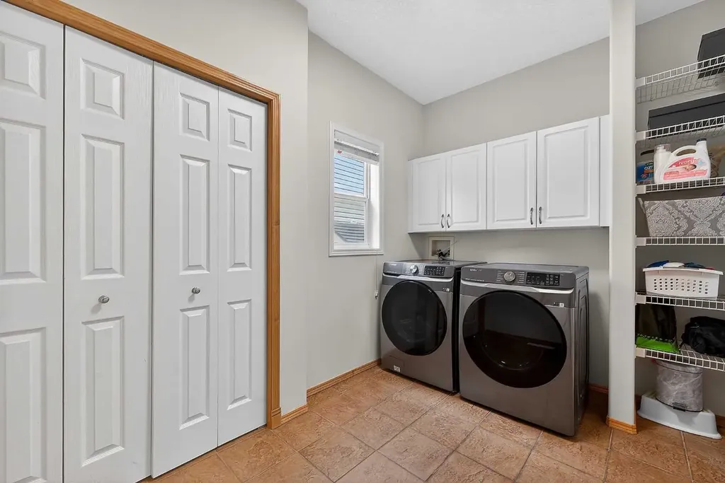 36 Somerside Bay SW Calgary AB T2Y4K6