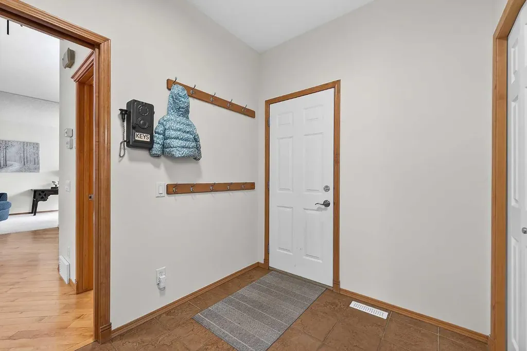 36 Somerside Bay SW Calgary AB T2Y4K6