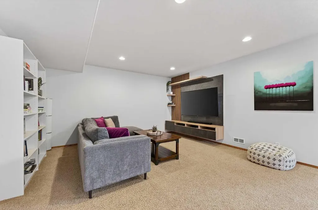36 Somerside Bay SW Calgary AB T2Y4K6