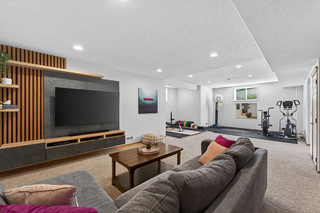 36 Somerside Bay SW Calgary AB T2Y4K6