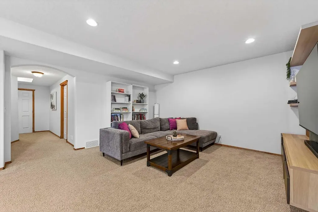 36 Somerside Bay SW Calgary AB T2Y4K6