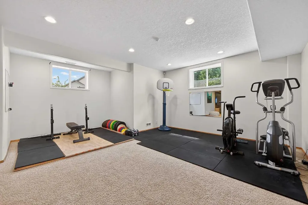 36 Somerside Bay SW Calgary AB T2Y4K6