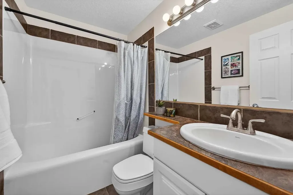 36 Somerside Bay SW Calgary AB T2Y4K6