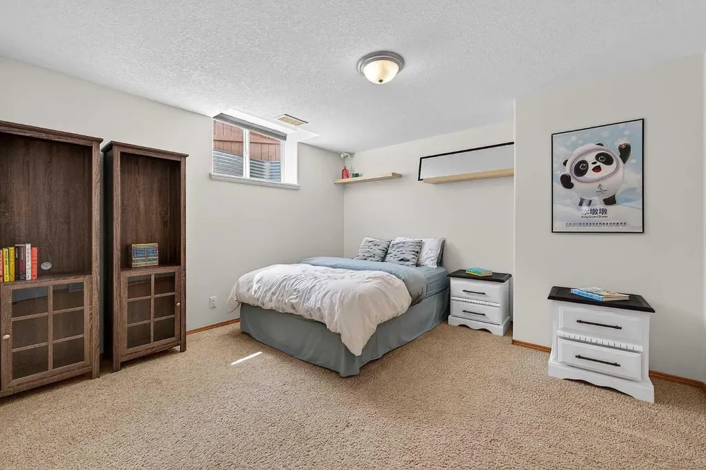 36 Somerside Bay SW Calgary AB T2Y4K6
