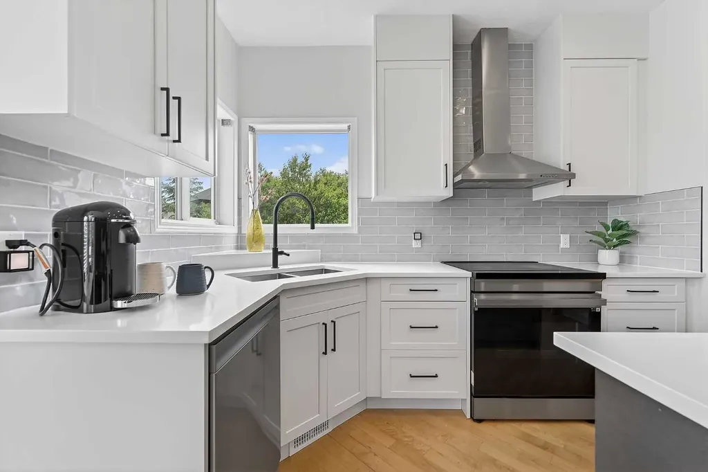 36 Somerside Bay SW Calgary AB T2Y4K6