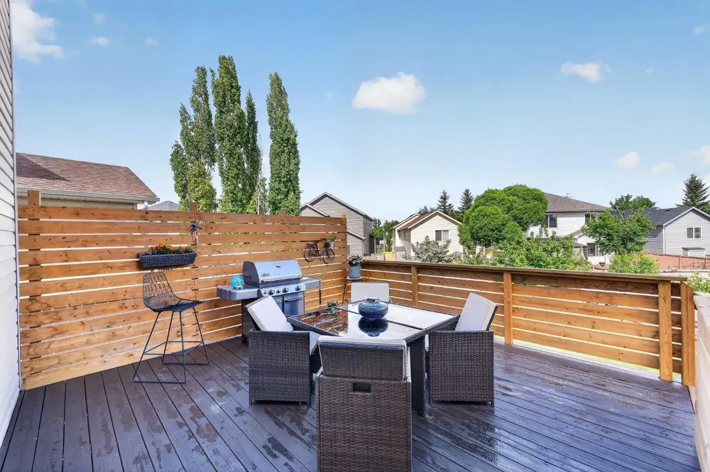 36 Somerside Bay SW Calgary AB T2Y4K6