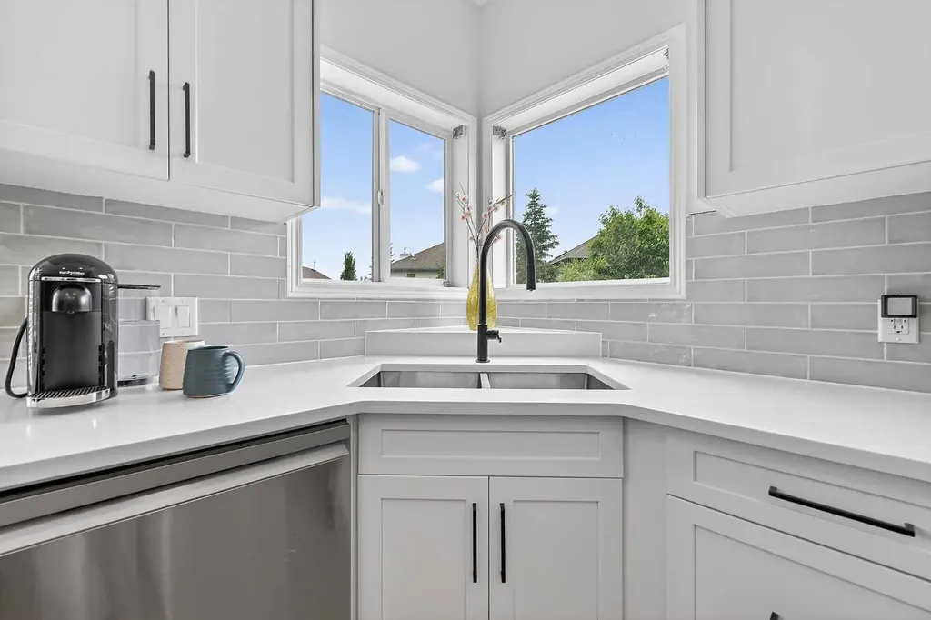 36 Somerside Bay SW Calgary AB T2Y4K6