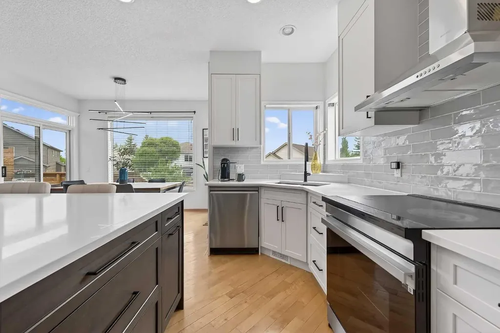 36 Somerside Bay SW Calgary AB T2Y4K6