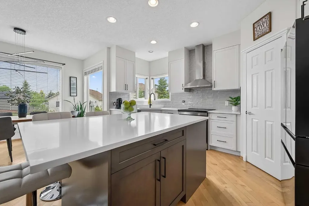 36 Somerside Bay SW Calgary AB T2Y4K6