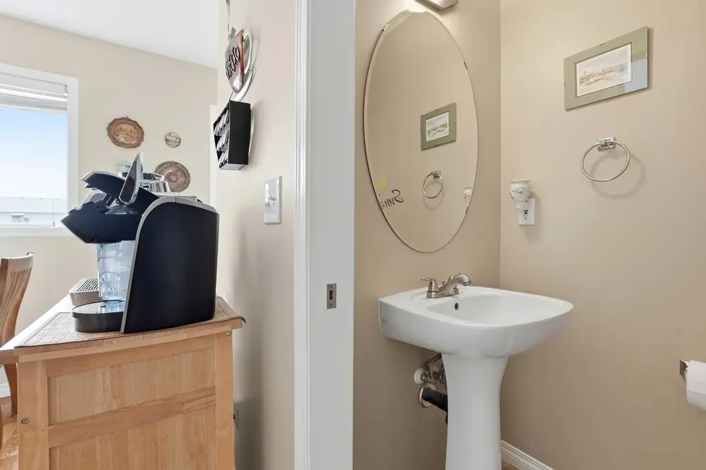 33 Donlevy Avenue Red Deer AB T4R 3B6
