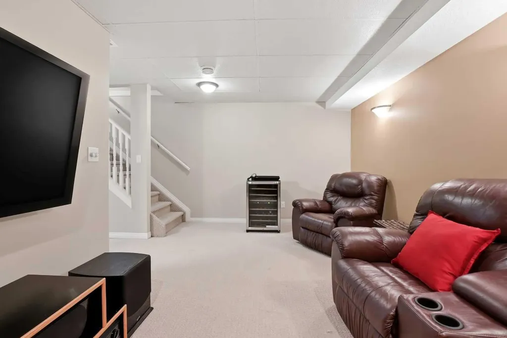 33 Donlevy Avenue Red Deer AB T4R 3B6