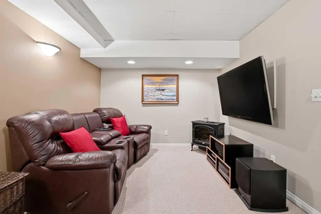 33 Donlevy Avenue Red Deer AB T4R 3B6