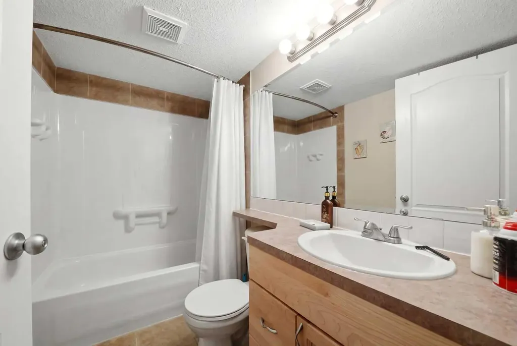33 Donlevy Avenue Red Deer AB T4R 3B6