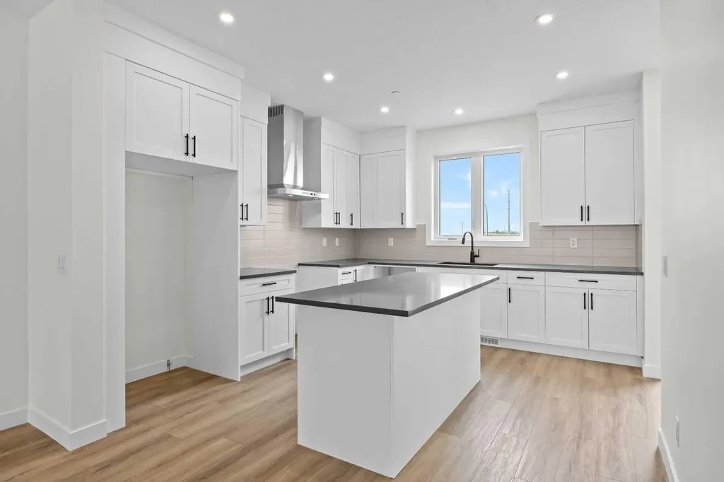 41 Hotchkiss Gardens SE Calgary AB T3S 0T6