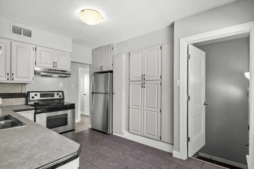 1615 22a Street NW Calgary AB T2N 2N8