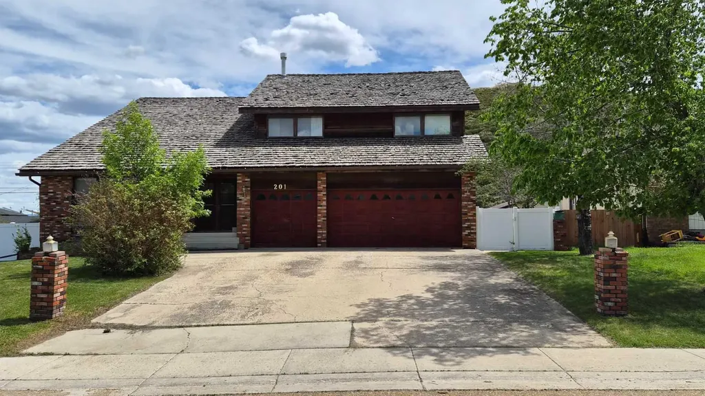 201 Huntington Park Drumheller AB T0J0Y6