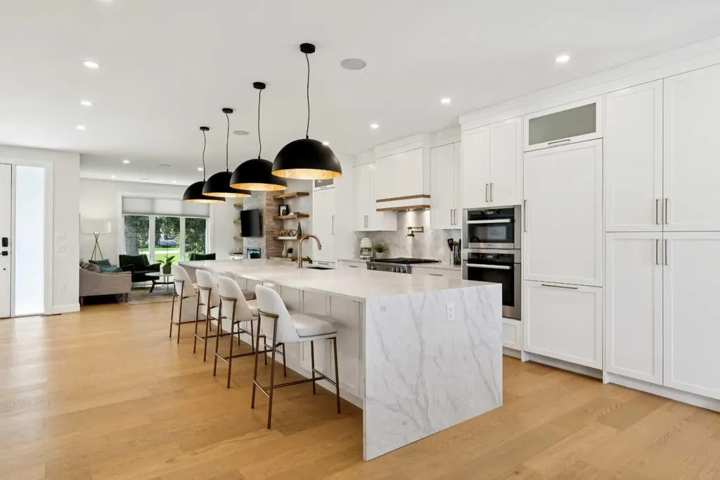 3004 Hampton Crescent SW Calgary AB T3E 4R2
