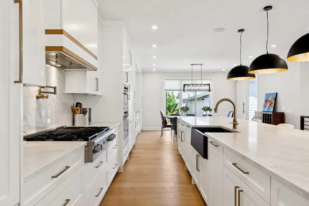 3004 Hampton Crescent SW Calgary AB T3E 4R2