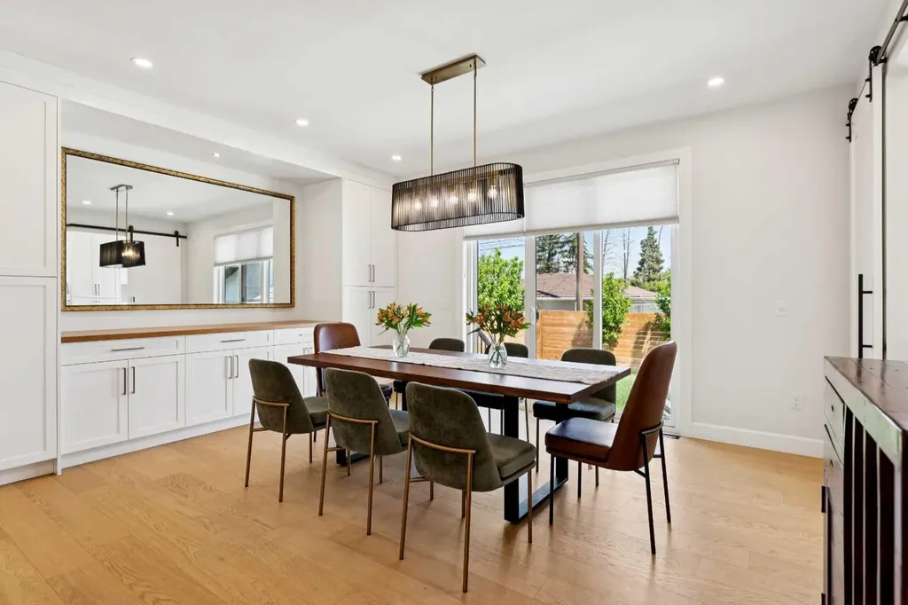 3004 Hampton Crescent SW Calgary AB T3E 4R2