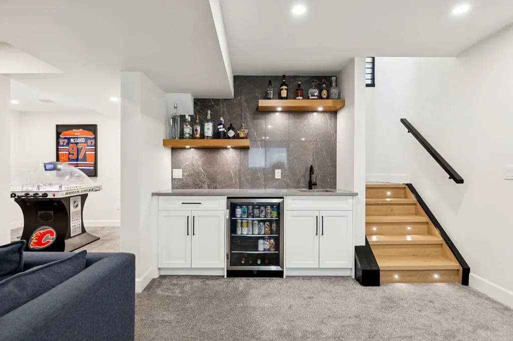 3004 Hampton Crescent SW Calgary AB T3E 4R2