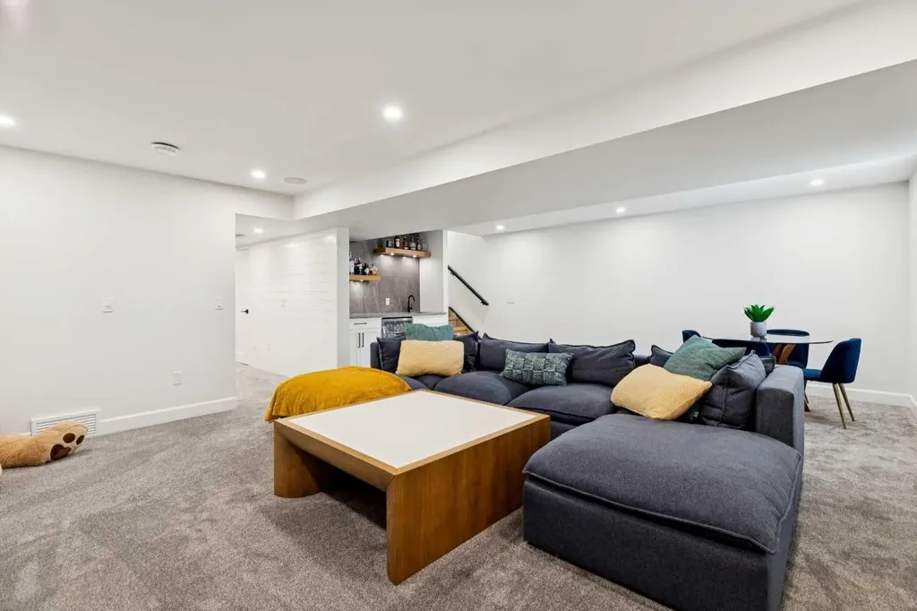3004 Hampton Crescent SW Calgary AB T3E 4R2