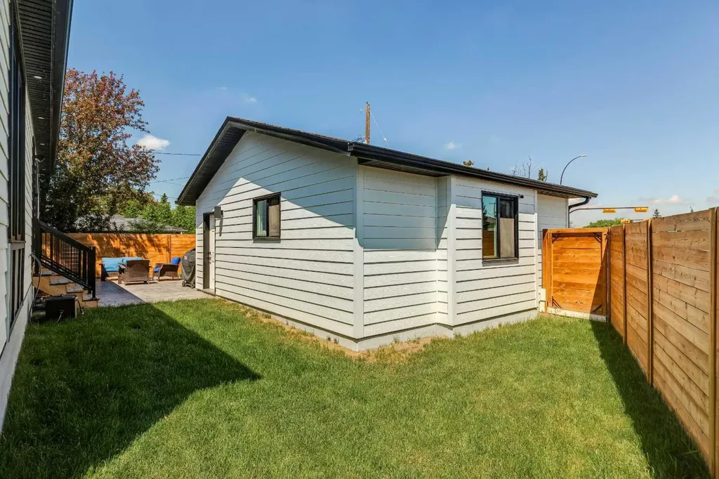 3004 Hampton Crescent SW Calgary AB T3E 4R2