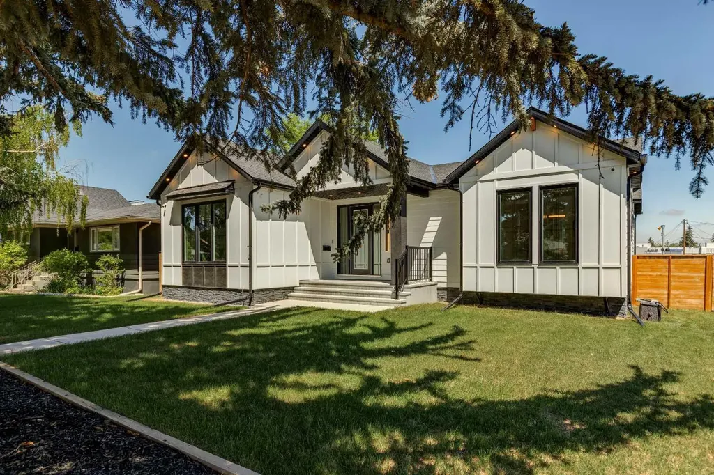 3004 Hampton Crescent SW Calgary AB T3E 4R2