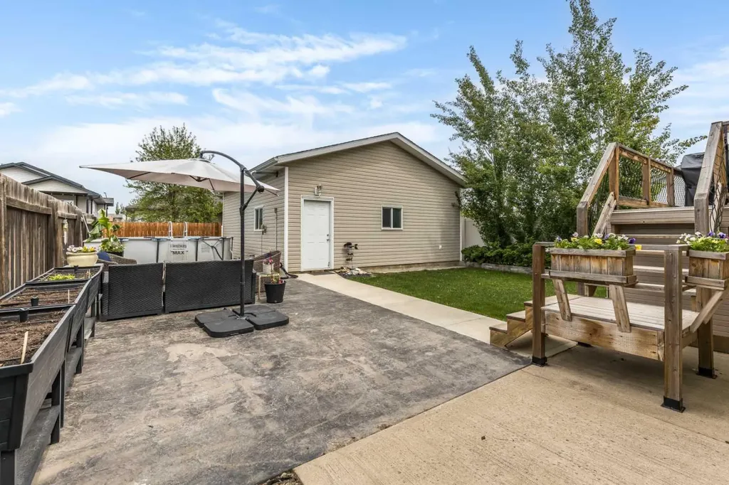 16 Vista Place SE Medicine Hat AB T1B4V4