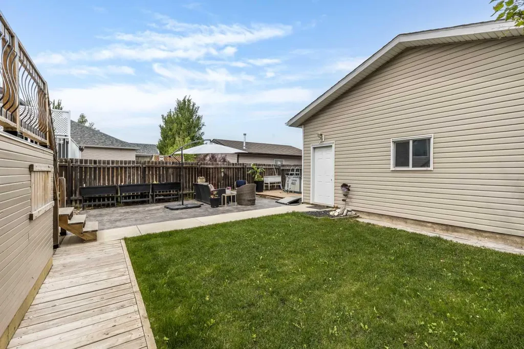 16 Vista Place SE Medicine Hat AB T1B4V4