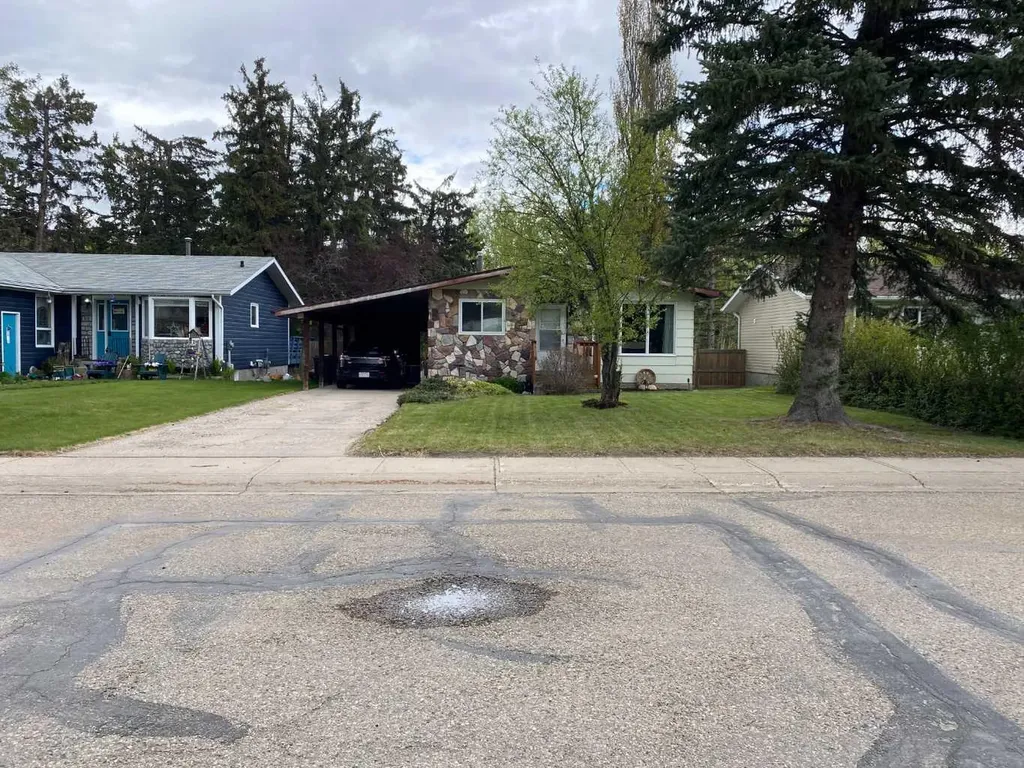 5709 53 Street Close Rocky Mountain House AB T4T1M6