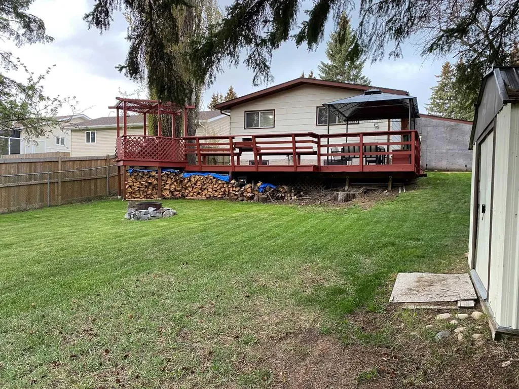 5709 53 Street Close Rocky Mountain House AB T4T1M6