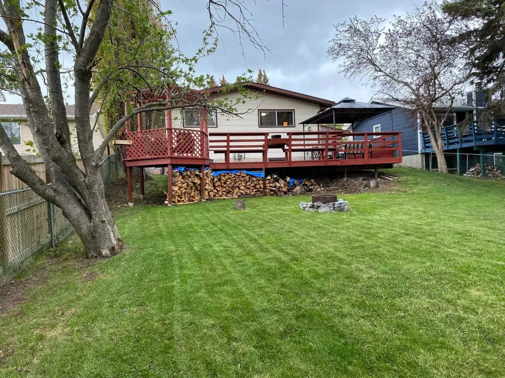 5709 53 Street Close Rocky Mountain House AB T4T1M6