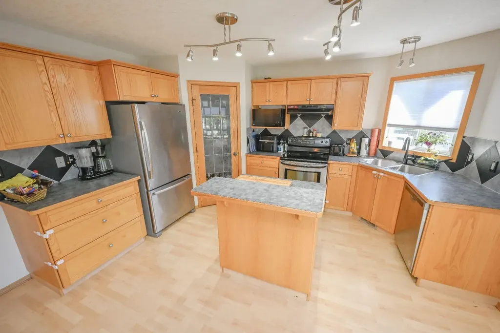 8933 114 Avenue Grande Prairie AB T8X 1T9