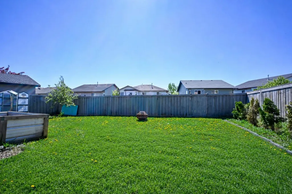 8933 114 Avenue Grande Prairie AB T8X 1T9