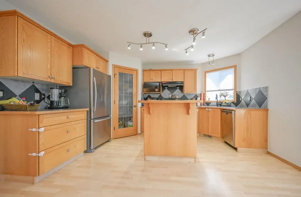8933 114 Avenue Grande Prairie AB T8X 1T9