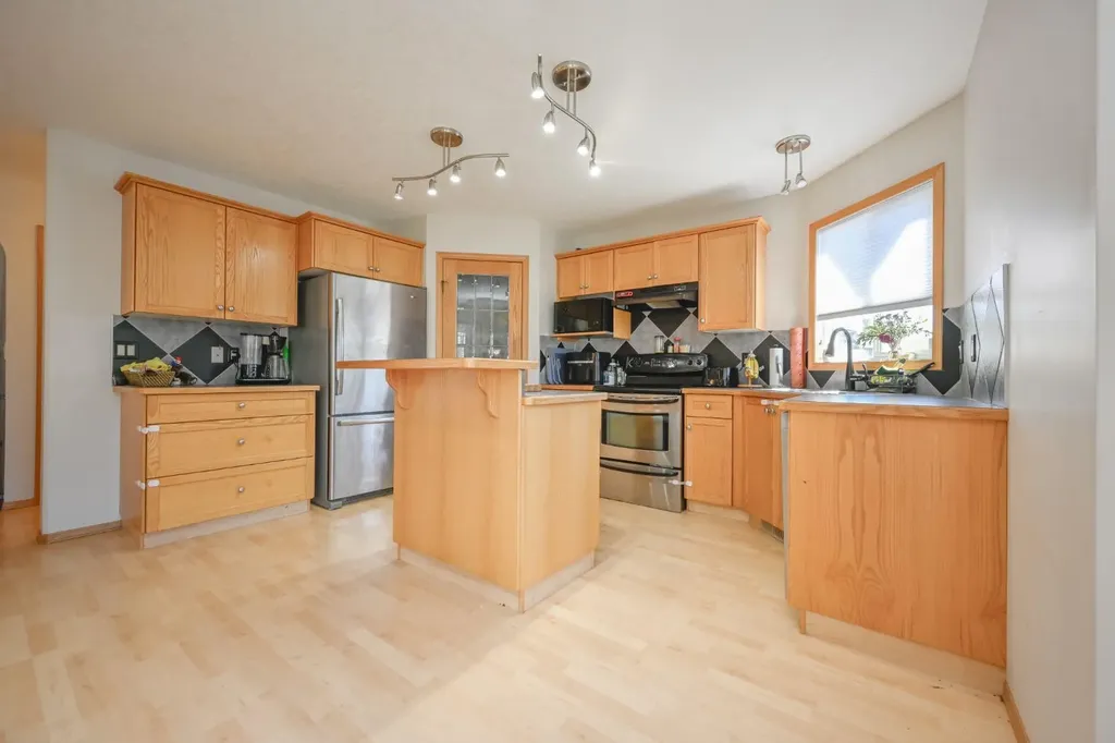 8933 114 Avenue Grande Prairie AB T8X 1T9
