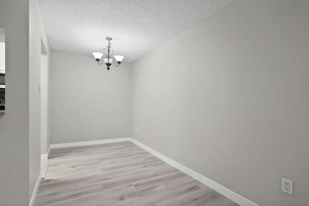 790 Kingsmere Crescent SW Calgary AB T2V 2H8