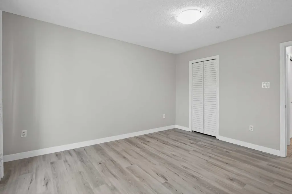 790 Kingsmere Crescent SW Calgary AB T2V 2H8