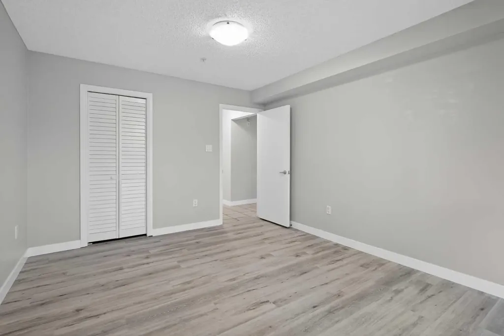 790 Kingsmere Crescent SW Calgary AB T2V 2H8