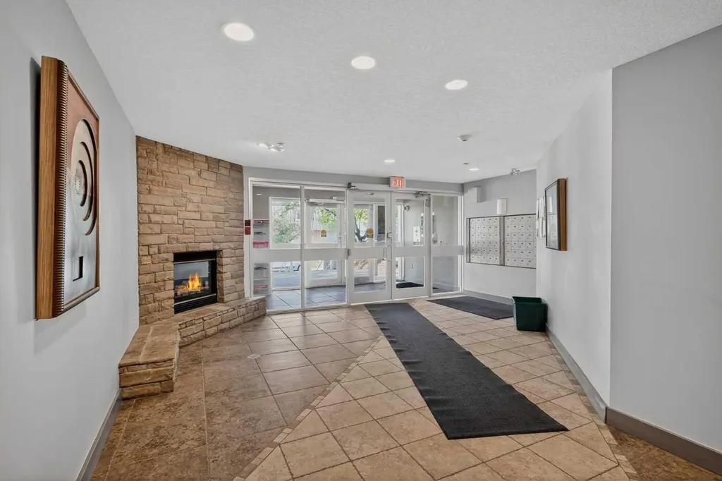 790 Kingsmere Crescent SW Calgary AB T2V 2H8