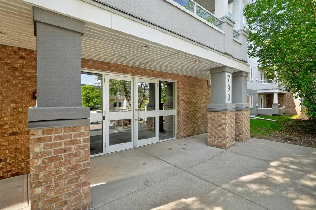 790 Kingsmere Crescent SW Calgary AB T2V 2H8