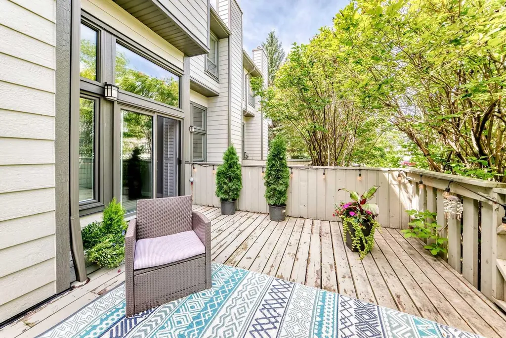 185 Woodridge Drive SW Calgary AB T2W 3X7