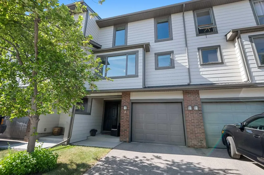 185 Woodridge Drive SW Calgary AB T2W 3X7