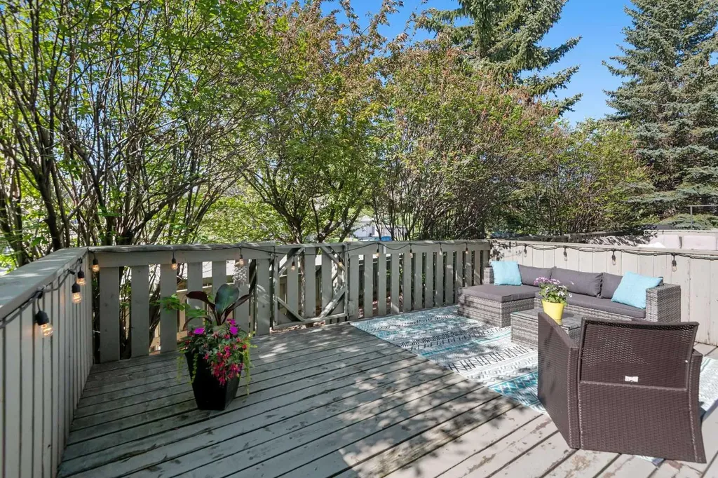 185 Woodridge Drive SW Calgary AB T2W 3X7