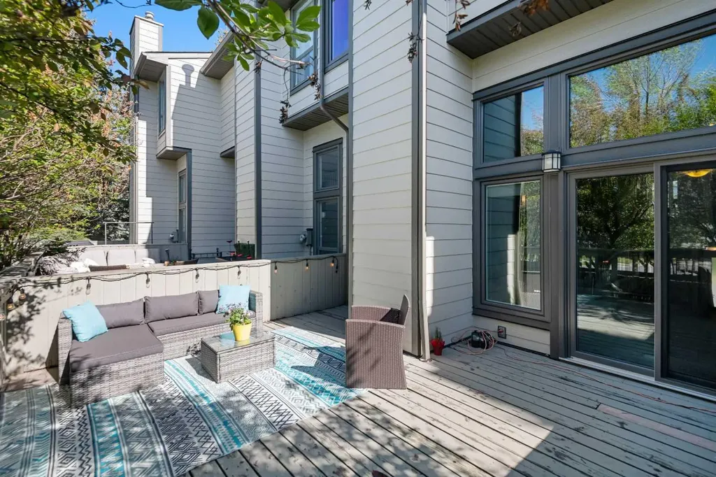 185 Woodridge Drive SW Calgary AB T2W 3X7