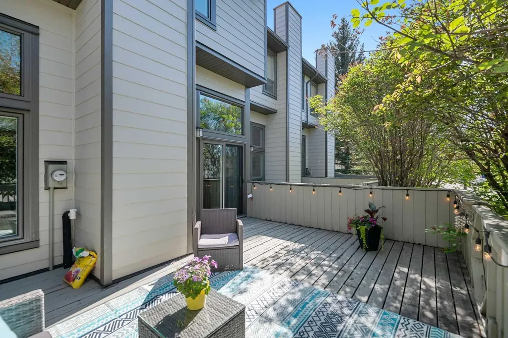 185 Woodridge Drive SW Calgary AB T2W 3X7