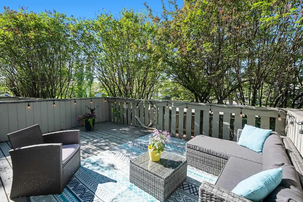 185 Woodridge Drive SW Calgary AB T2W 3X7