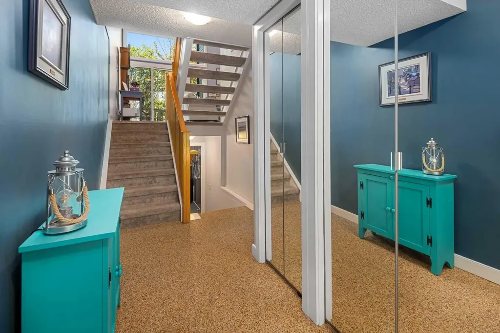 185 Woodridge Drive SW Calgary AB T2W 3X7